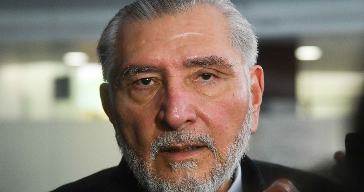 El Senador Adán Augusto López Hernández aseguró que aún no paga los libros de AMLO que regaló a sus compañeros de bancada, pero que obtuvo un gran descuento.