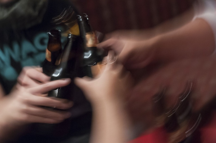 Un grupo de jóvenes consume alcohol en un centro nocturno de la Ciudad de México.