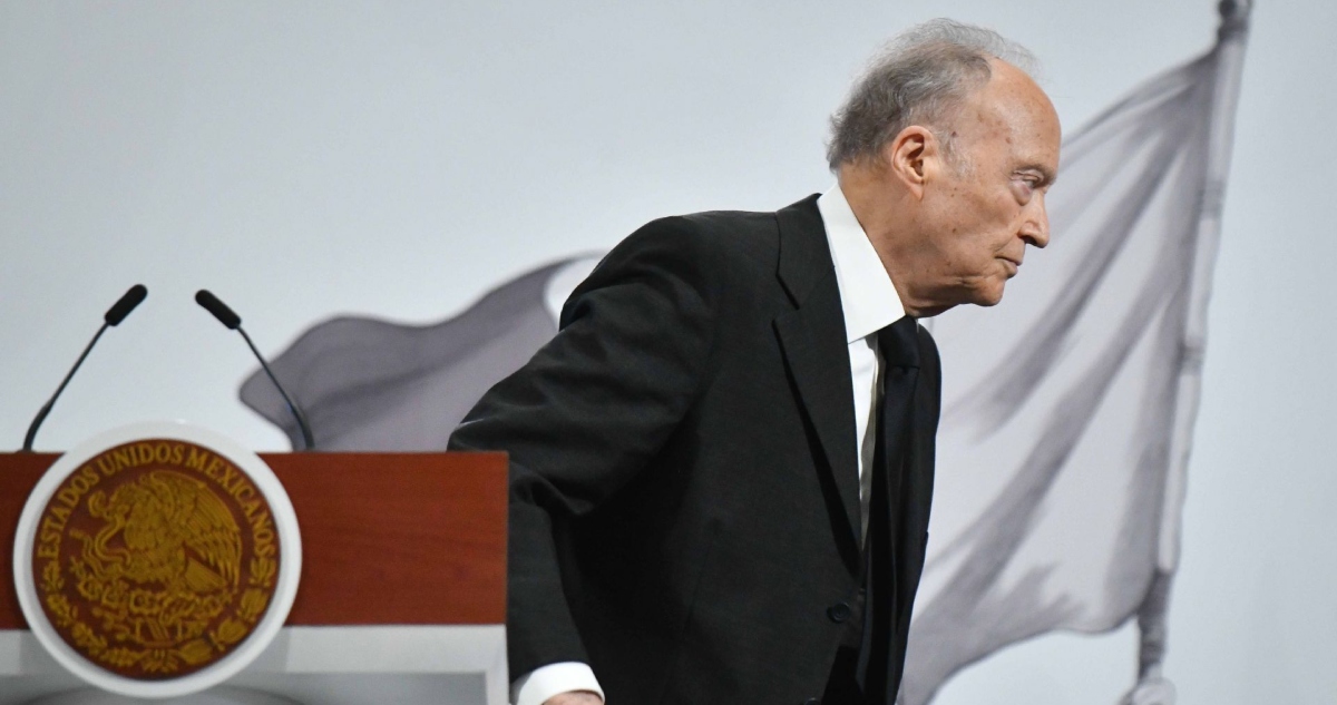 Hace ya tiempo que alguien me dijo que el Fiscal Gertz Manero despachaba con una bata de seda y parece que era así. Pero era literal, y era en sentido figurado.