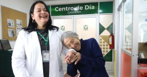 Un estudio del Mass General Brigham concluyó que caminar más, aunque sea un poco, podría ayudar a ralentizar la progresión de la enfermedad de Alzheimer.