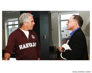 Epstein, con una sudadera de Harvard, conversa con Alan Dershowitz.