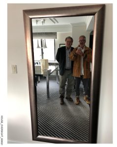 Epstein y una "selfie" con Bannon, uno de los ideólogos del trumpismo.