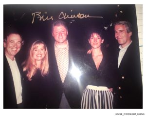 Una fotografía firmada por Bill Clinton donde el expresidente de EU aparece junto con Epstein y su principal cómplice, Ghislaine Maxwell.