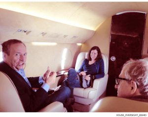 Una foto de Larry Summers, expresidente de Harvard, y el cineasta Woody Allen, en el que se presume es el avión privado de Jeffrey Epstein.