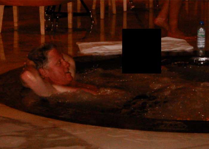FOTOS: Archivos de Epstein se abren y ¡vualá!, Clinton disfruta jacuzzi con una mujer