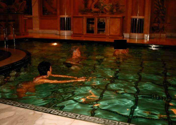 FOTOS ¬ Clinton en jacuzzi. Mick Jagger, Michael Jackson. Y Epstein: sueltan achivos