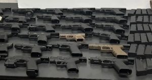 Dos hombres fueron arrestados después de que las autoridades encontraran 30 pistolas presuntamente destinadas a México durante una inspección en Texas.