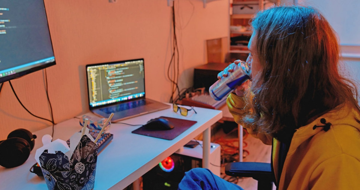 Los médicos advierten que las bebidas energéticas, populares entre jóvenes y adultos, pueden ser un riesgo silencioso para el corazón y el cerebro.