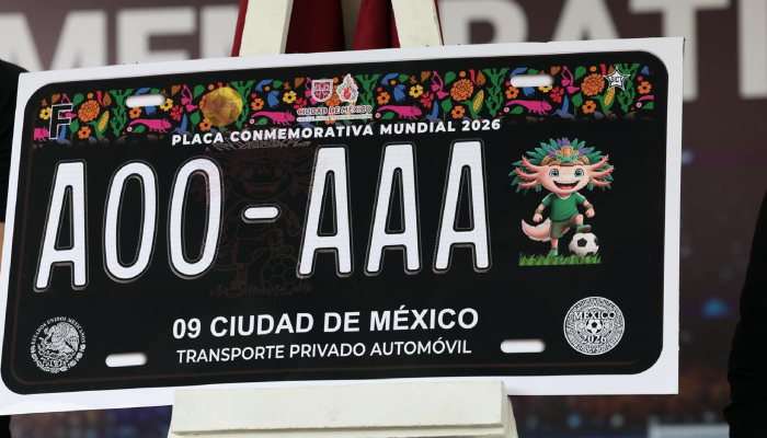 Brugada presenta placa conmemorativa.