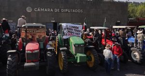 Caravana de tractocamiones afuera de la Cámara de Diputados. Foto: Galo Cañas, Cuartoscuro