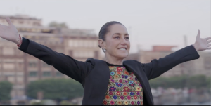 Sheinbaum aparece caminando por la plancha del Zócalo capitalino.