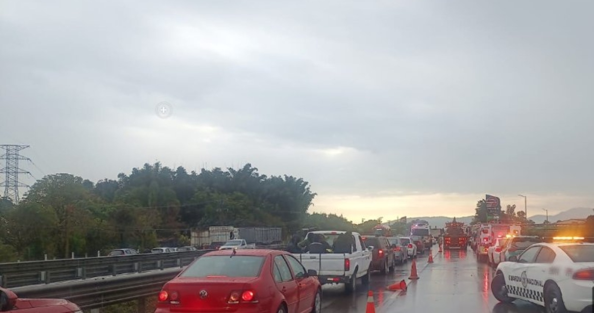 Una carambola en Veracruz dejó docenas de lesionados y el cierre parcial de la circulación en la carretera Puebla-Córdoba.