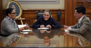 Sheinbaum conversó con León XIV por teléfono y lo invitó a visitar México.