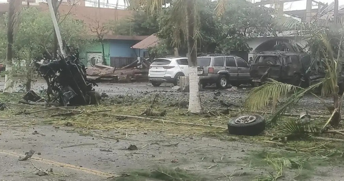 La FGE de Michoacán informó este sábado del ataque con explosivos a la base de la policía comunitaria de Coahuayana que resultó en la muerte de dos personas.