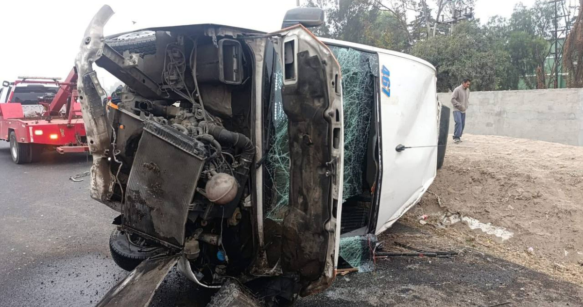 Una combi del transporte público chocó y volcó este miércoles sobre el Circuito Exterior Mexiquense, en el municipio de Jaltenco, Estado de México