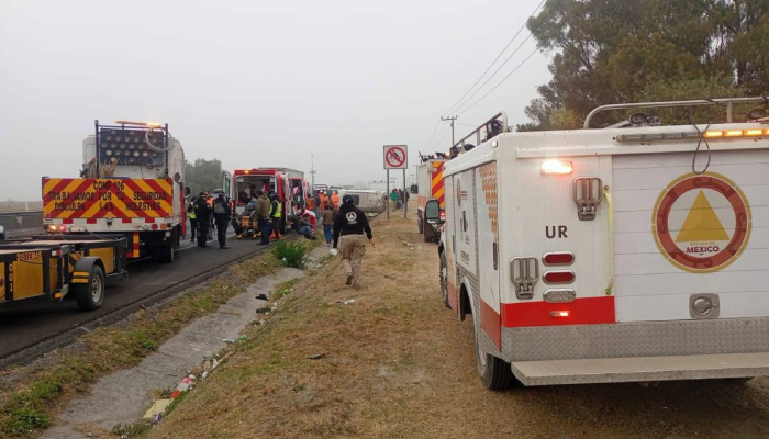 Combi se accidenta en Circuito Exterior.