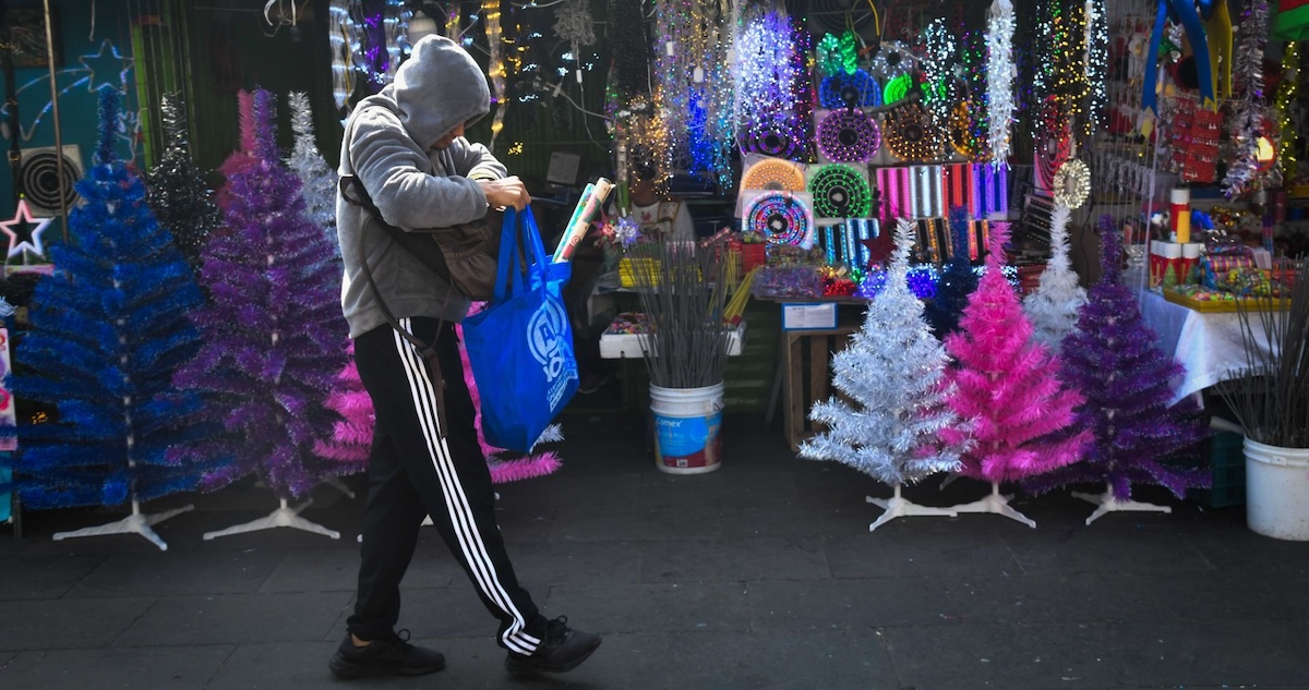 La SSC-CdMx compartió una serie de tips para que las capitalinas y los capitalinos no sean víctimas de algún delito al comprar regalos de Navidad.