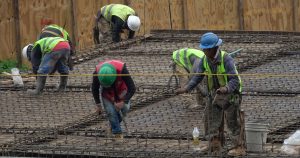 El reporte de la OCDE recortó levemente las perspectivas de crecimiento para México: avanzaría sólo 0.7% este año, 1.2% en 2026 y 1.7% en 2027.