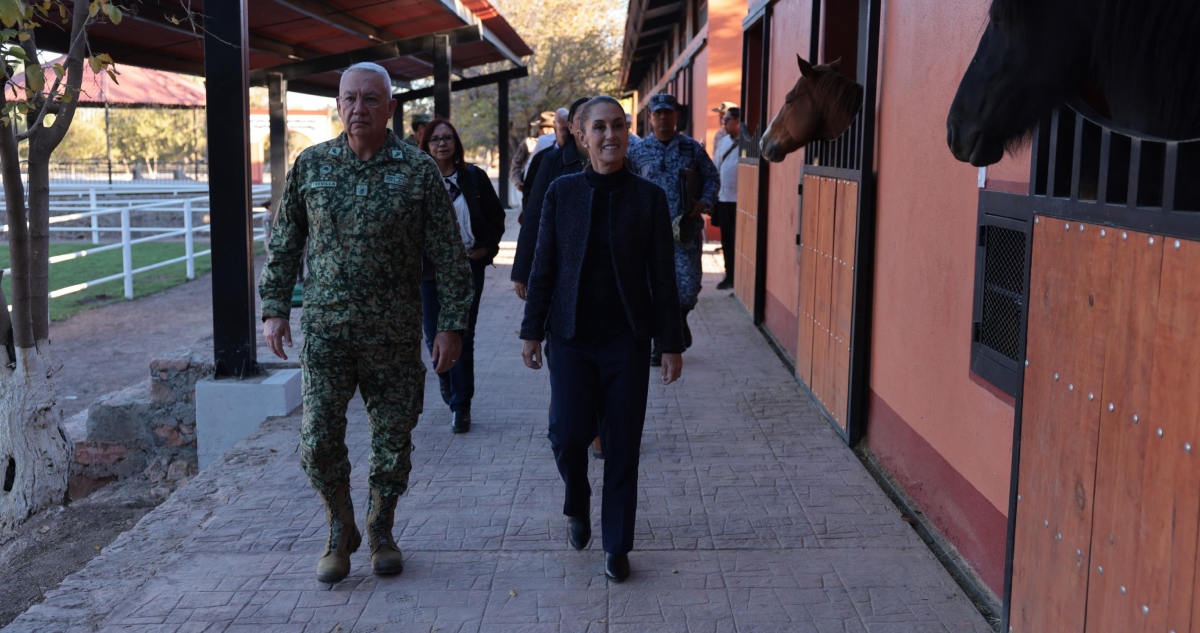 Claudia Sheinbaum visitó la Base Aérea Militar, el Centro Nacional de Adiestramiento y el criadero de ganado en el Campo Militar de Santa Gertrudis, Chihuahua.
