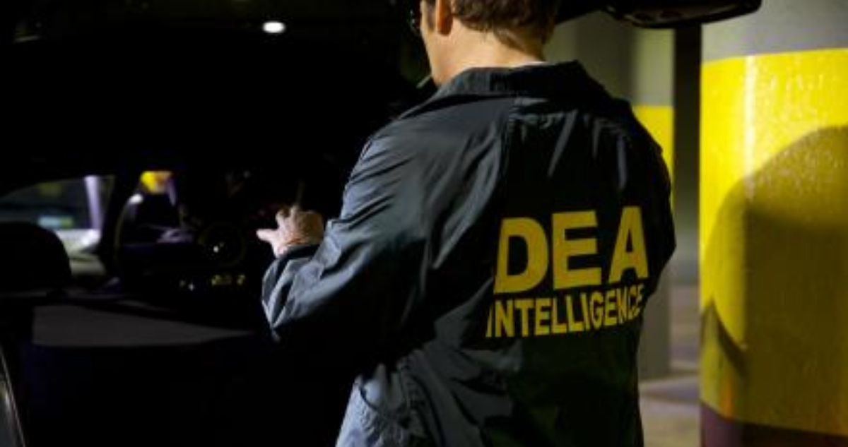 EU acusa a exagente de la DEA de lavar dinero para el CJNG.