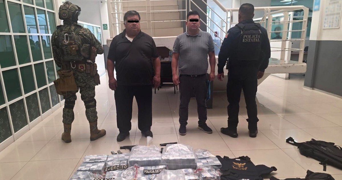 La Secretaría de Seguridad del Edomex y la Defensa detuvieron a dos hombres por presuntas operaciones con recursos de procedencia ilícita y portación de armas.