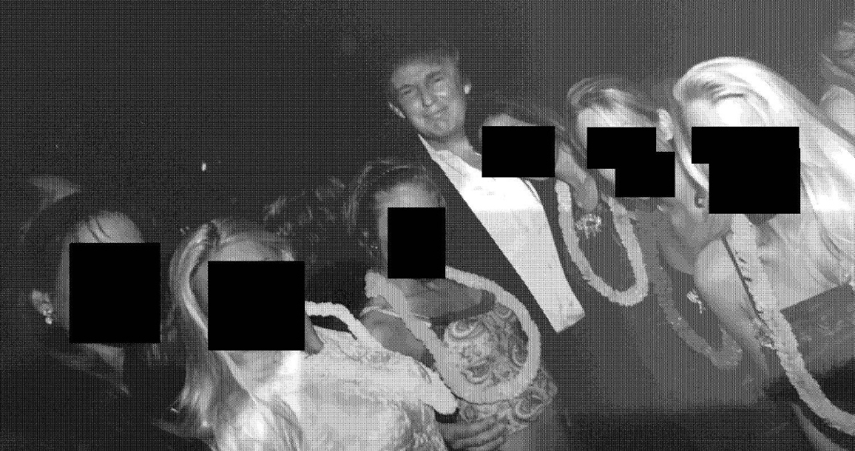 Una de las fotos desclasificadas hoy del archivo de Epstein muestra a Trump con varias mujeres.