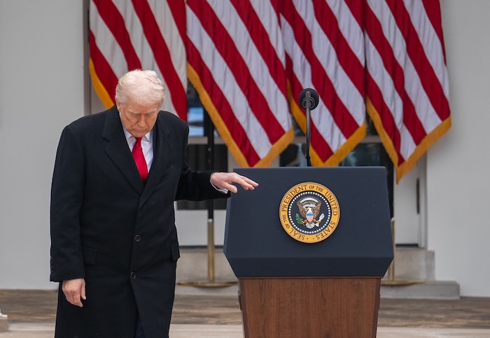 El gobierno de Donald Trump puso en pausa los arrendamientos de cinco parques de energía eólica en construcción frente a la costa este de Estados Unidos (EU).