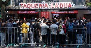 La cantante y modelo albanesa, británica y kosovar, Dua Lipa, abrió una taquería temática por tiempo limitado en la Ciudad de México (CdMx) que generó furor.