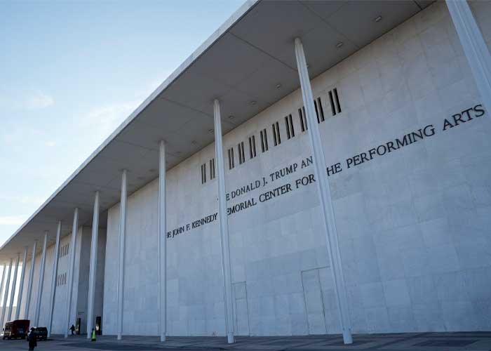 El ego de Trump toca visas, monedas y hasta instituciones: pone su nombre, o su cara