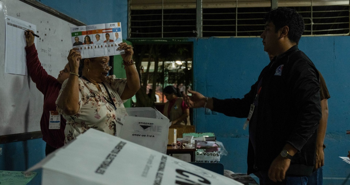 Xiomara Castro afirmó que el expresidente Juan Orlando Hernández, perdonado por Trump en EU, buscaría dar un golpe de Estado.