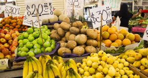 Un estudio demostró que priorizar alimentos con bajo índice glucémico, como la mayoría de frutas y los cereales enteros, puede reducir el riesgo de Alzheimer.