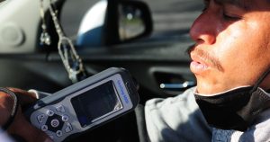 Un funcionario del Ayuntamiento de San Jacinto Amilpas, Oaxaca, fue asesinado la noche del viernes mientras coordinaba un operativo de alcoholímetro en la zona poniente de la capital del estado.