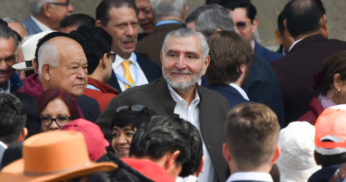 Adán Augusto López regala en el Senado más de 17 mil ejemplares de Grandeza