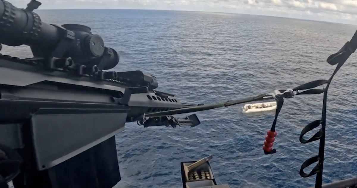 La Guardia Costera de EU decomisó cerca de 20 mil libras de cocaína que eran transportadas en una lancha interceptada por un francotirador en un helicóptero.