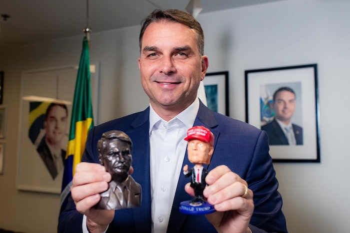 Flavio Bolsonaro, hijo del expresidente Jair Bolsonaro, fue designado como candidato presidencial del Partido Liberal para las elecciones del 2026 en Brasil.