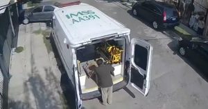 Un video mostró el uso de una ambulancia del IMSS para transportar material de construcción. El caso fue captado por una cámara en el Estado de México (Edomex).