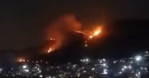 Los servicios de emergencia buscan controlar desde el martes un incendio en la Sierra de Guadalupe, en los limites de los municipios de Ecatepec y Tlalnepantla.