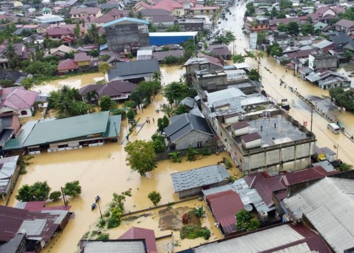 El balance de muertos a causa de las recientes inundaciones registradas en Indonesia, que afectan principalmente la isla de Sumatra, ronda los 950 decesos.