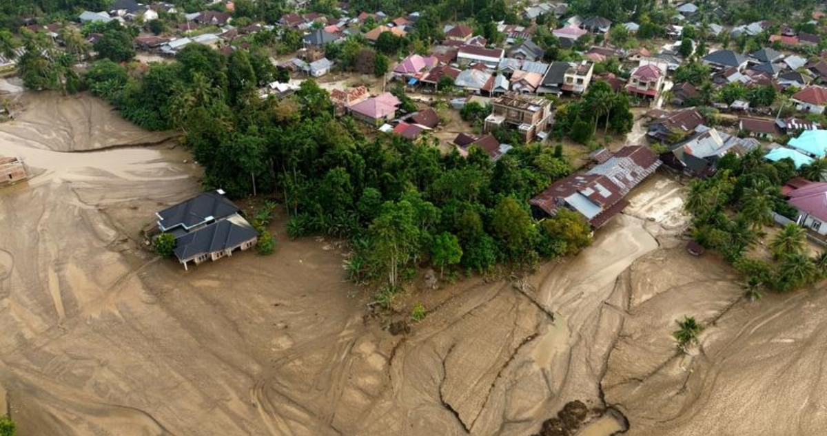 El balance de muertos a causa de las recientes inundaciones registradas durante la última semana en Indonesia se acerca ya a la barrera de los 950.