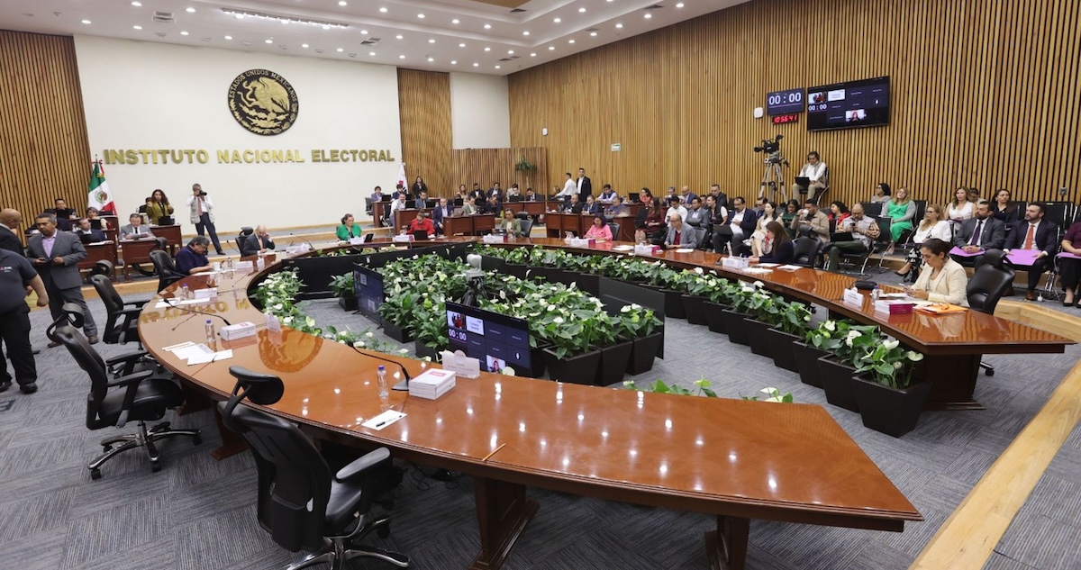 La titular del INE, Guadalupe Taddei, defendió los OPLES ante la Comisión Presidencial para la Reforma Electoral, pero Sheinbaum está favor de que desaparezcan.