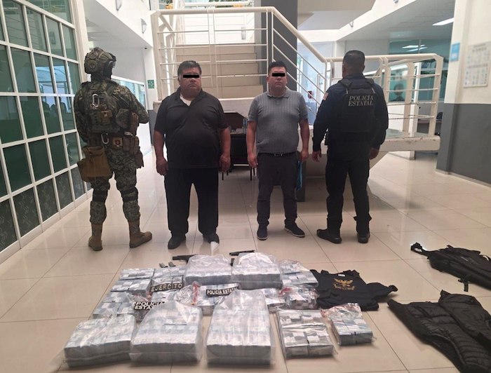 La Secretaría de Seguridad del Edomex y la Defensa detuvieron a dos hombres por presuntas operaciones con recursos de procedencia ilícita y portación de armas.