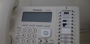 Un teléfono con una lista de nombres y el contacto con la "Oficina de Nueva York".