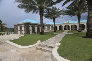 Los exteriores del complejo construido en la isla privada de Epstein.