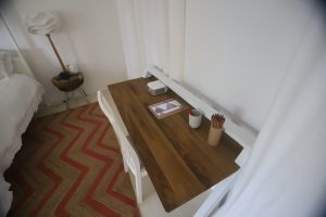 Una imagen muestra un escritorio donde hay lápices de colores y cuadernos.