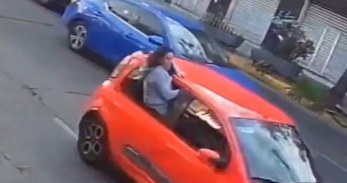 Autoridades de Naucalpan rescataron a una joven que pidió auxilio desde un vehículo en movimiento, hecho por el que tres personas fueron detenidas.