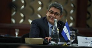 Mike Vigil, exjefe de Operaciones de la DEA, afirmó que el expresidente de Honduras, Juan Orlando Hernández, que recibió el indulto por parte del Gobierno de Donald Trump, es un capo de la droga mas grande incluso que personajes como Joaquín Guzmán Loera o el mismo Pablo Escobar, debido a que contaba con todo el control del Gobierno para operar de manera libre.