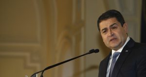 El expresidente hondureño Juan Orlando Hernández, acusado de introducir cientos de toneladas de coca a EU, fue liberado de prisión tras un indulto de Trump.