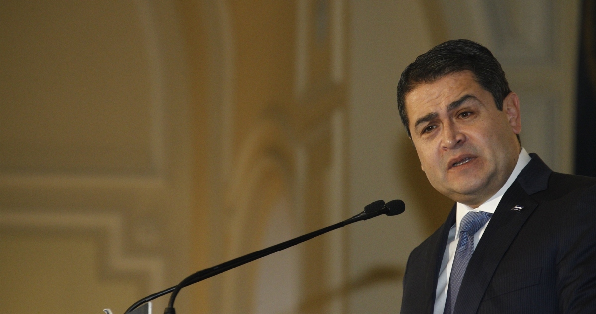 El expresidente hondureño Juan Orlando Hernández, acusado de introducir cientos de toneladas de coca a EU, fue liberado de prisión tras un indulto de Trump.