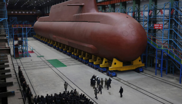 Kim Jong-un pide aumentar la producción de misiles en 2026.