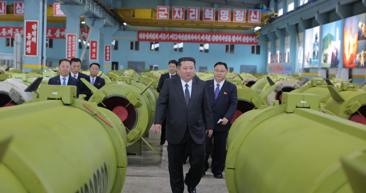 Kim Jong-un pide aumentar la producción de misiles en 2026.